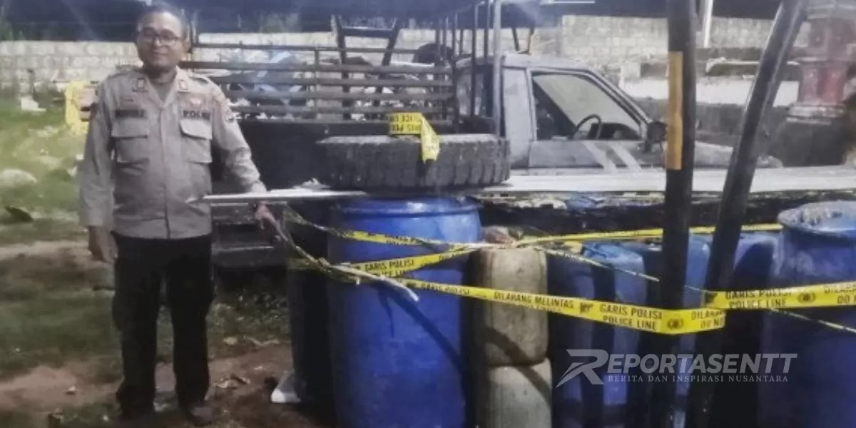 Petugas Polres Rote Ndao menunjukkan jerigen dan drum berisi solar subsidi yang disita dari rumah pengusaha di Rote Timur. (Foto/ TBN Polda NTT)