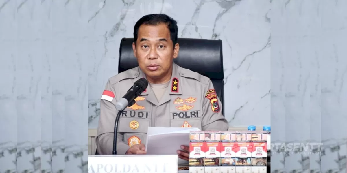 Kapolda NTT menunjukkan barang bukti rokok ilegal saat konferensi pers pengungkapan jaringan penyelundupan lintas negara di Mapolda NTT.  (Foto TBN Polda NTT)