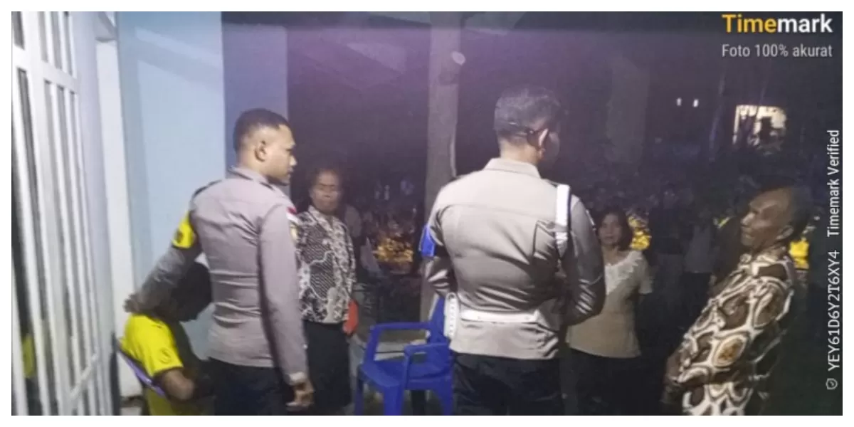 Petugas Polres Timor Tengah Selatan saat menerima laporan masyarakat melalui layanan Call Center 110 untuk penanganan cepat di Soe. (Foto/ TBN Polda NTT)