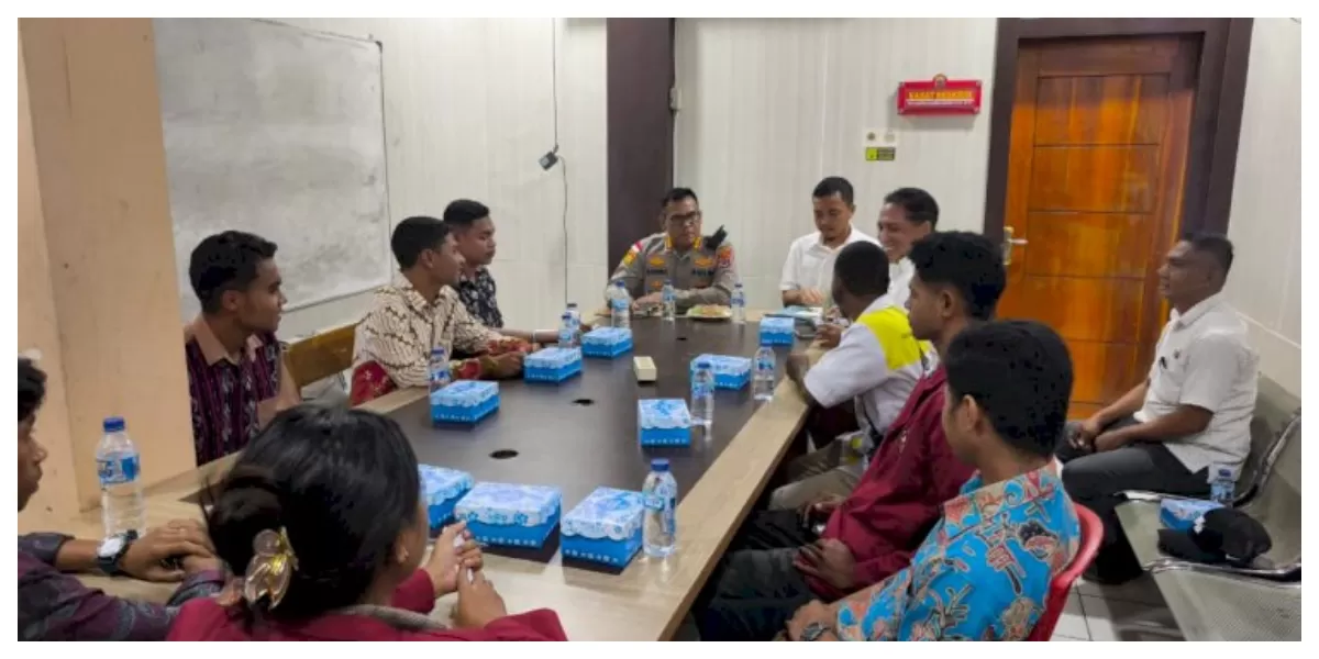 Kapolresta Kupang Kota berdialog dengan perwakilan aliansi mahasiswa saat audiensi membahas transparansi penanganan perkara di ruang Satreskrim. (Foto TBN Polresta Kupang Kota)