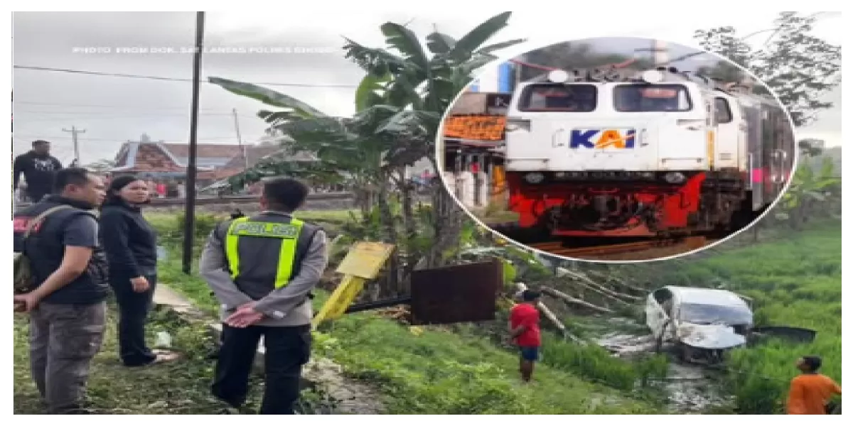 Petugas mengevakuasi mobil ringsek usai tertabrak KA Argo Bromo Anggrek di perlintasan tanpa palang pintu Grobogan, Jawa Tengah. ((Instagram.com/@cretivox))