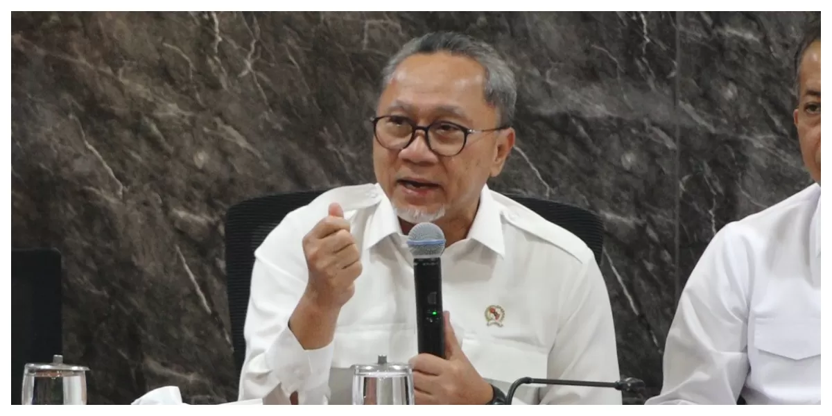 Menko Pangan Zulkifli Hasan menyampaikan peran Koperasi Merah Putih sebagai pembeli hasil panen dan penyalur bantuan dalam konferensi pers di Jakarta. (Foto Badan Komunikasi Pemerintah (Bakom) RI)