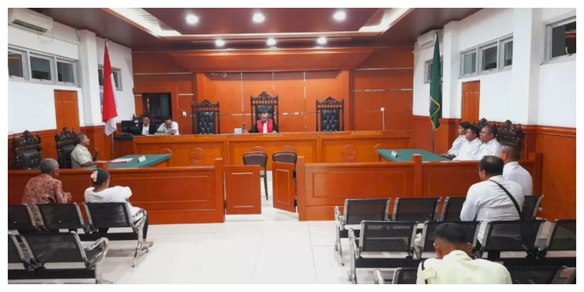 Suasana sidang praperadilan di Pengadilan Negeri Kalabahi saat hakim membacakan putusan penolakan permohonan El Petrus Oulaa terhadap penyidik Polres Alor. (Foto TBN Polda NTT)