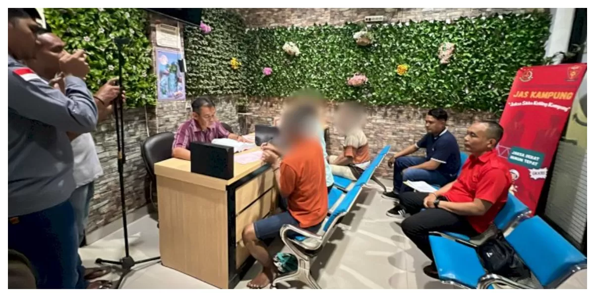 Petugas kepolisian mengawal dua tersangka kasus kematian Noni saat proses pelimpahan tahap II ke Kejaksaan Negeri Sikka di Maumere. (Foto/ Ist)