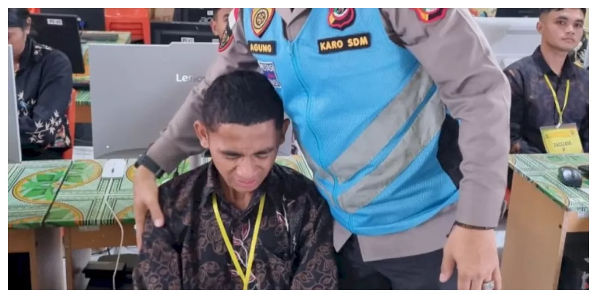 Karo SDM Polda NTT Juli Agung Prabowo memberikan motivasi kepada casis Bintara Polri usai pengumuman hasil tes psikologi di Kupang, NTT. (Foto TBN Polda NTT)