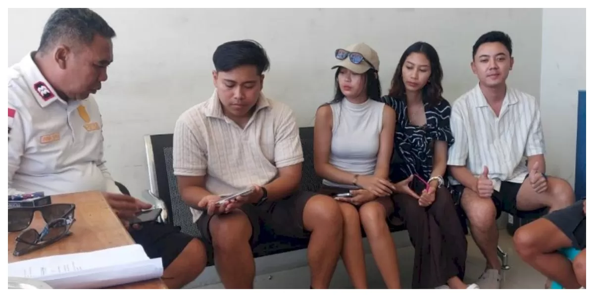 Petugas kepolisian melakukan mediasi antara agen wisata dan pengurus kapal di Pelabuhan Marina Labuan Bajo untuk menyelesaikan keterlambatan pembayaran perjalanan wisata. (Foto Ist)
