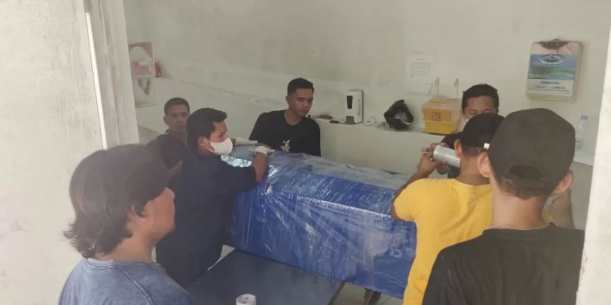 Peti jenazah korban dibawa menuju kendaraan pengangkut untuk dipulangkan ke kampung halaman, disaksikan keluarga dan rekan kerja dengan suasana duka mendalam. (Foto TBN Polres Mabar)