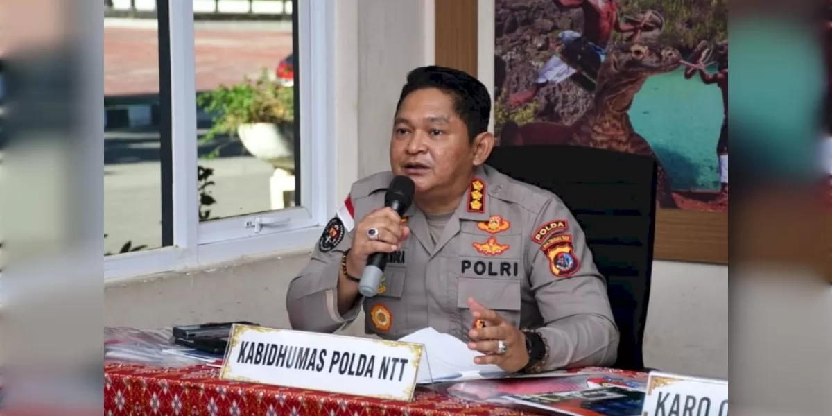 Kepala Bidang Humas Polda Nusa Tenggara Timur Komisaris Besar Henry Novika Chandra menyampaikan keterangan kepada wartawan saat konferensi pers pengungkapan kasus BBM subsidi.  (Foto TBN Polda NTT)