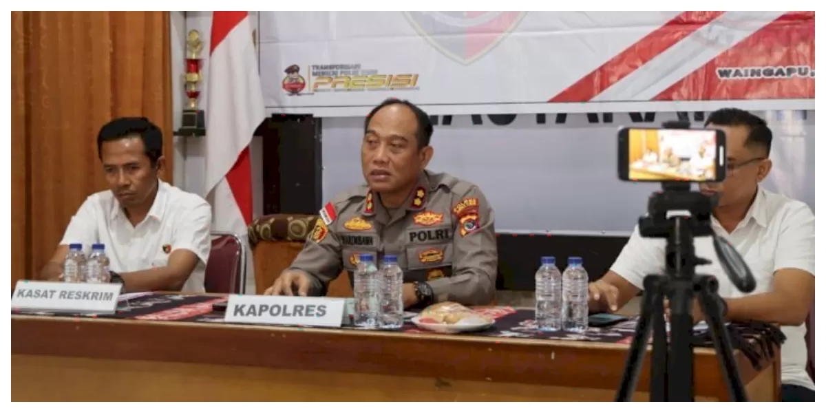 Kapolres Sumba Timur AKBP Dr. Gede Harimbawa menyampaikan keterangan kepada wartawan saat konferensi pers pengungkapan kasus penambangan emas ilegal di Mapolres.  (Foto Ist.)
