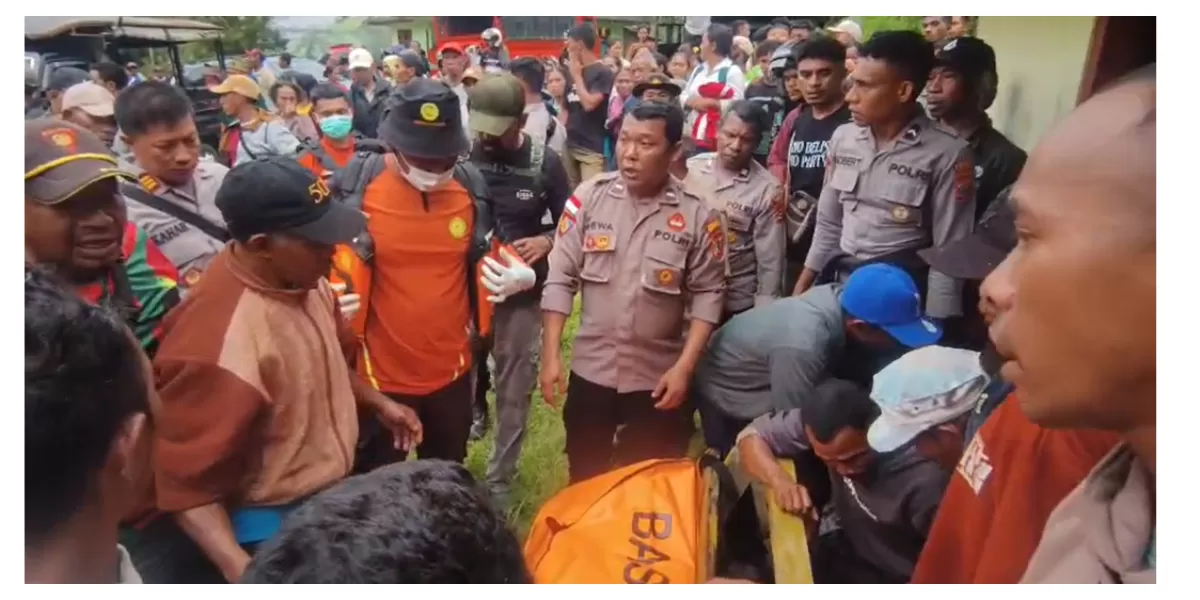 Tim gabungan mengevakuasi jenazah pelajar yang ditemukan di dasar Danau Ranamese setelah pencarian intensif selama tiga hari berlangsung di Manggarai Timur. (Foto/ist)