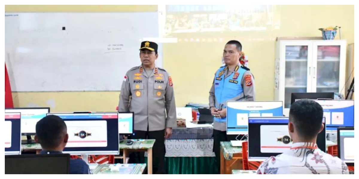Kapolda NTT Rudi Darmoko memberikan arahan kepada peserta seleksi AKPOL 2026 saat meninjau pelaksanaan CAT di SMA Negeri 3 Kupang. (Foto/ist)