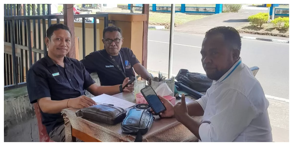Fidelis Patman Werang bersama kuasa hukumnya menunjukkan dokumen laporan dugaan kebocoran data pribadi usai melapor di Polres Flores Timur, Larantuka. (Foto/ ist)