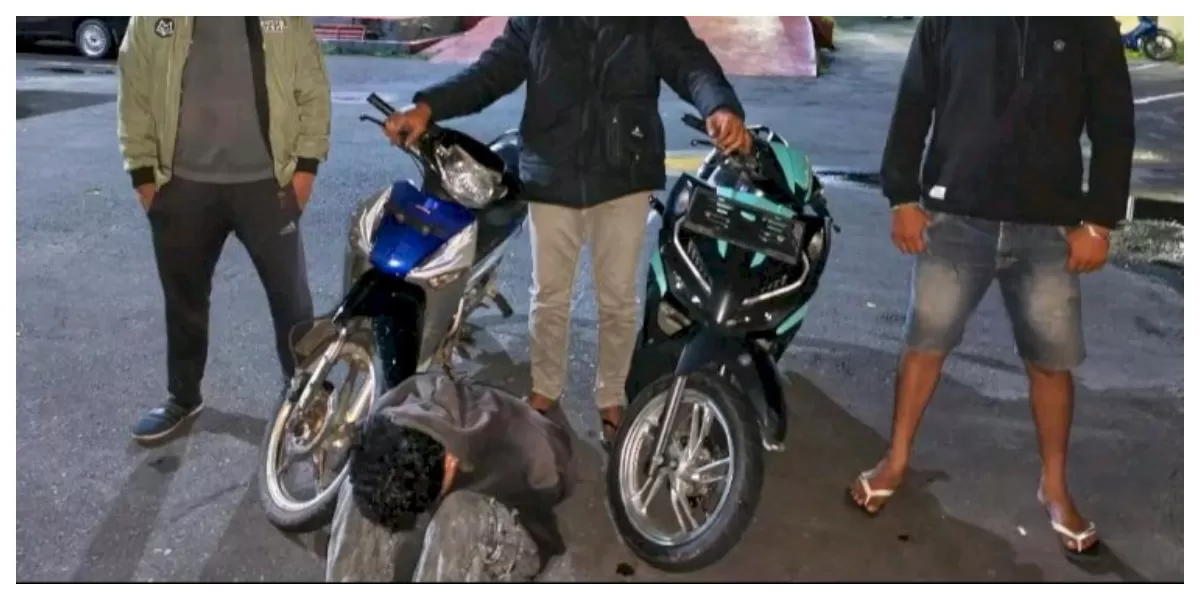 Personel Unit Jatanras Satreskrim Polres Manggarai menunjukkan pelaku curanmor beserta barang bukti sepeda motor hasil pencurian yang diamankan polisi di Mapolres. (Foto TBN Polda NTT)