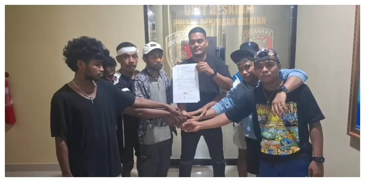 Personel Polsek Denpasar Selatan memediasi perdamaian dua kelompok pemuda asal Alor dan Kupang di Mapolsek Denpasar Selatan usai keributan, Sabtu dini hari. (Foto FB/ Polresta Denpasar)