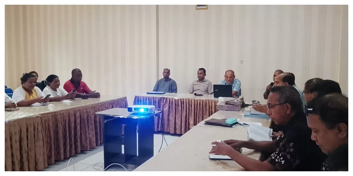 Bupati Flores Timur Antonius Doni Dihen memimpin rapat koordinasi hilirisasi kelapa bersama PT Prima Coco Sejahtera di Aula Bapperida Flores Timur, Kamis.
