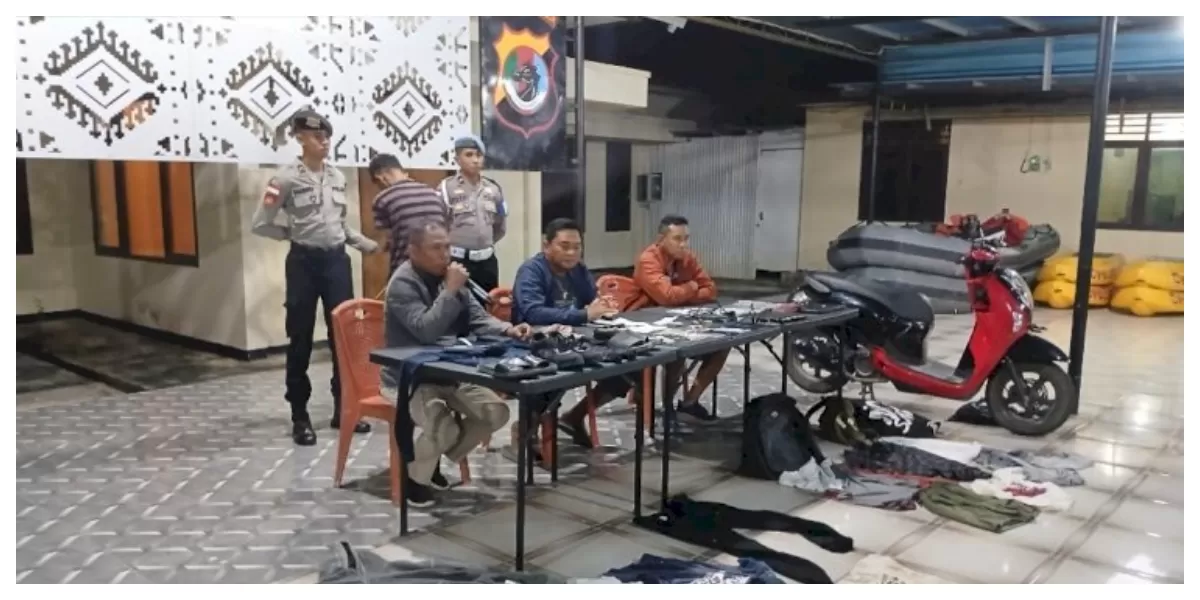 Petugas gabungan Polres Rote Ndao dan Lapas Kelas III Baa menunjukkan barang bukti usai penangkapan narapidana kabur di Rote Tengah, Minggu. (Foto/ Ist)