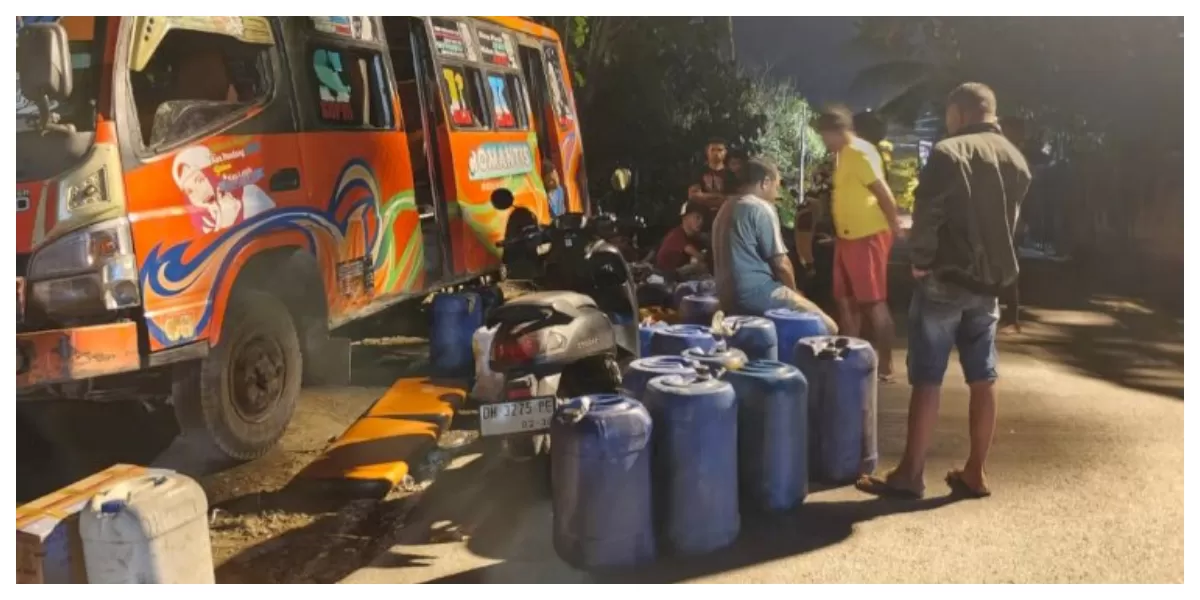 Personel Brimob Polda NTT mengungkap dugaan penimbunan BBM subsidi di Kupang dan menyelidiki jaringan distribusi ilegal menuju Naikliu. (Foto TBN Polda NTT)
