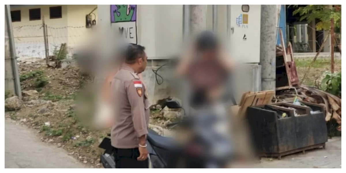 Personel Sat Samapta Polres Manggarai Barat memberikan edukasi kepada wisatawan asing yang berkendara tanpa mengenakan baju di Labuan Bajo, Rabu siang. (Foto TBN Polres Mabar)