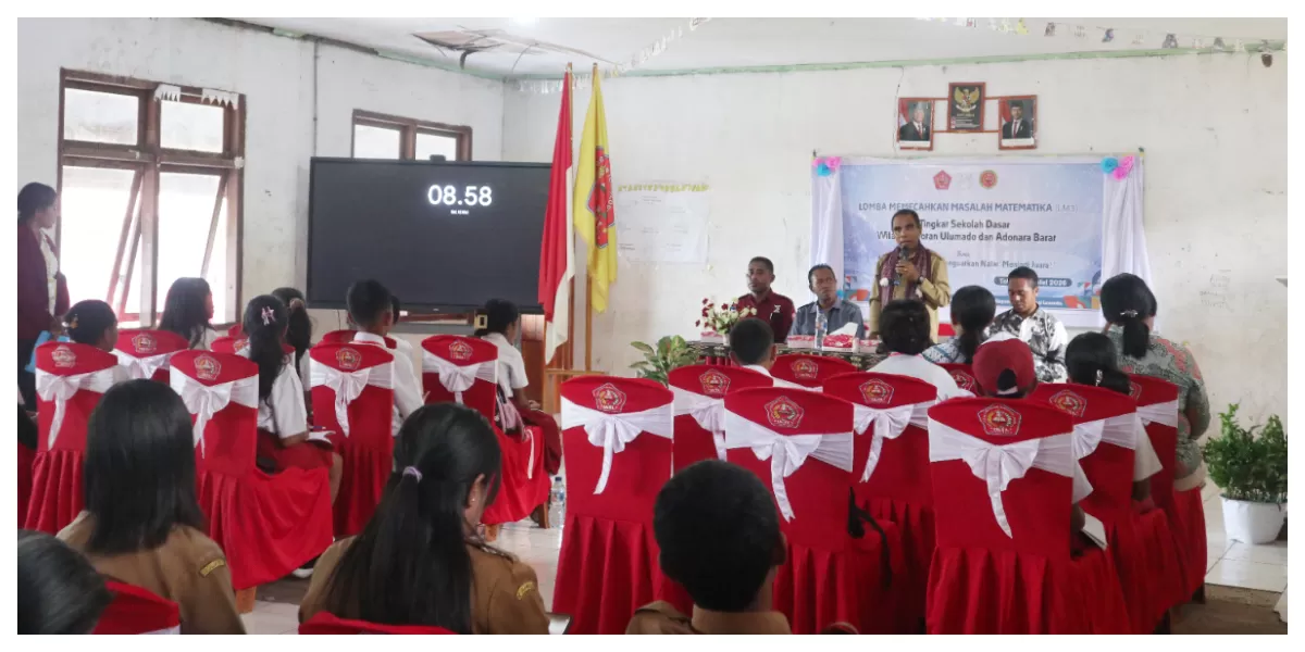 Kepala Dinas Pendidikan, Kepemudaan dan Olahraga Flores Timur memberikan sambutan pada pembukaan LM3, didampingi dosen IKTL dan kepala sekolah di SDK Tobilota. (Foto/ ist)