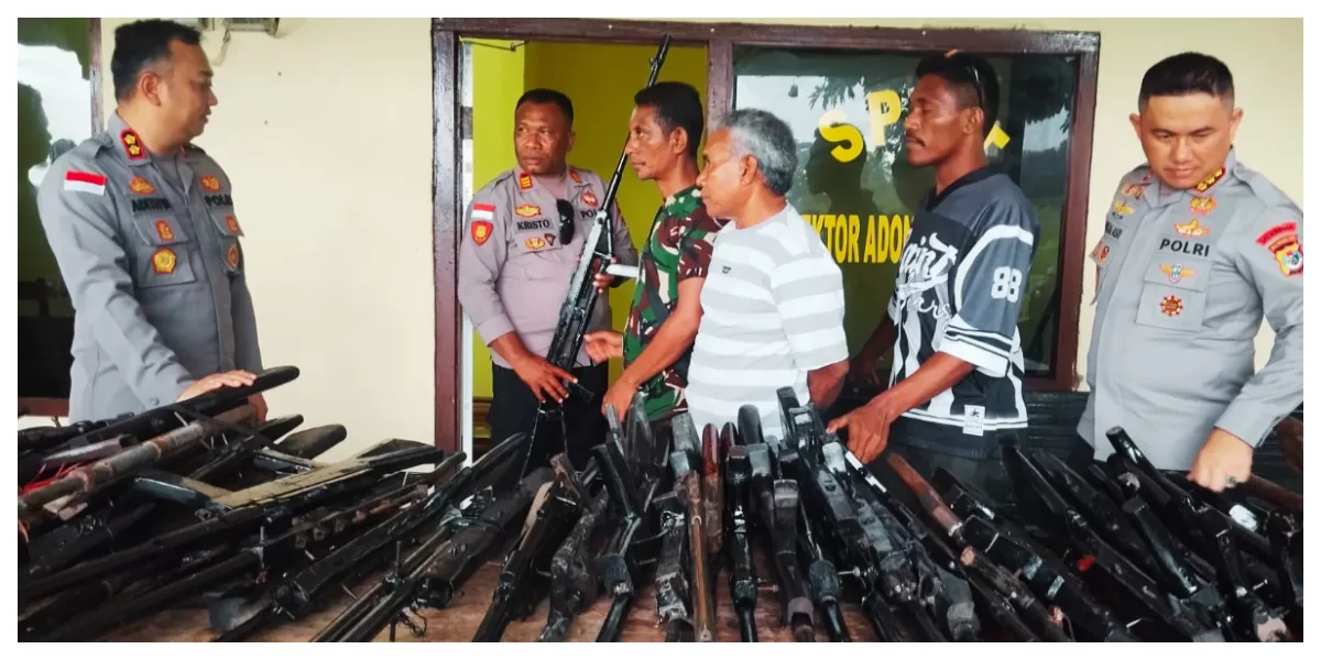 Tokoh adat dan warga Dusun Bele menyerahkan 52 senjata api rakitan kepada Polres Flores Timur demi menjaga keamanan wilayah tetap kondusif. (Foto TBN Polres Flotim)