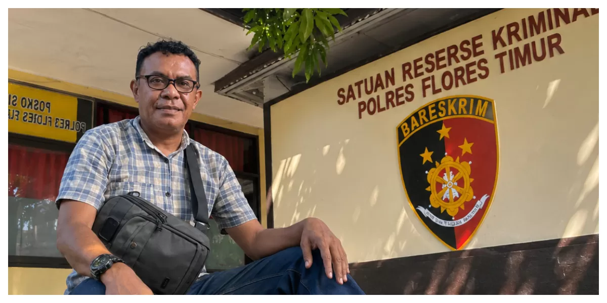 Patman Werang berada di Mapolres Flores Timur usai menjalani pemeriksaan penyidik Satreskrim terkait laporan dugaan kebocoran data pribadi nasabah, Kamis sore. (Foto/ Bernad)