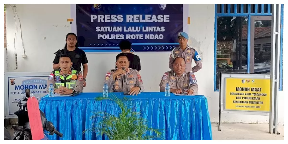 Kapolres Rote Ndao menunjukkan terduga pelaku kecelakaan maut yang ditangkap tim gabungan setelah enam bulan buron di Kabupaten Kupang, NTT. (Foto ist)