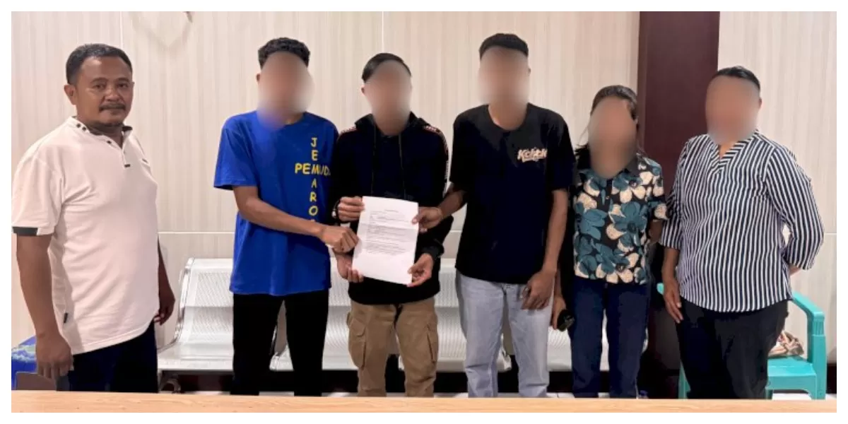 Korban dan terlapor menunjukkan surat perdamaian usai menyelesaikan kasus pengeroyokan melalui restorative justice di Polresta Kupang Kota. (Foto TBN Polresta Kupang Kota)