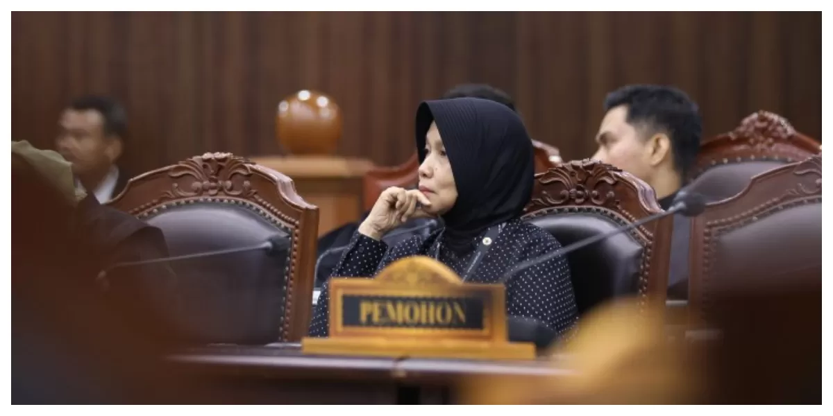 Pemohon saat mengikuti sidang pengucapan putusan pengujian Undang-Undang Nomor 1 tahun 1974 tentang Perkawinan, Selasa (12/05) di Ruang Sidang MK. Foto Humas/Ifa.