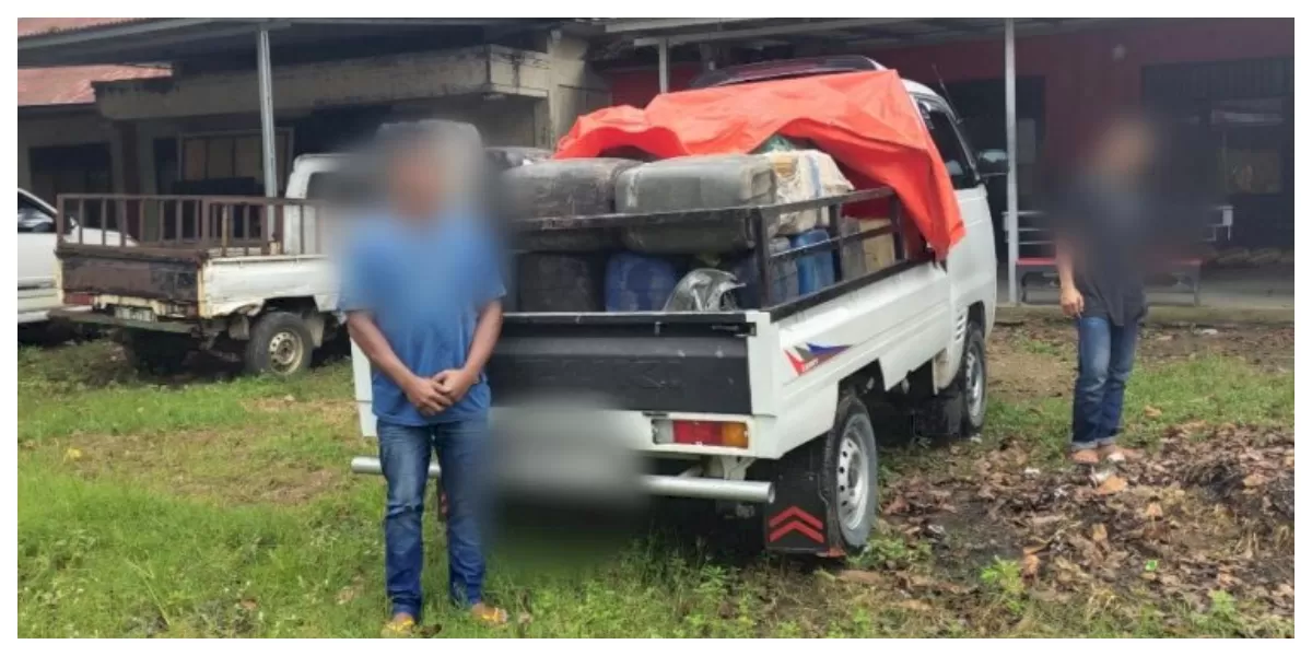 Petugas Satreskrim Polres Manggarai Barat menunjukkan barang bukti 15 jeriken solar subsidi yang diamankan dari mobil pikap di Kecamatan Boleng. (Foto TBN Polres Mabar)