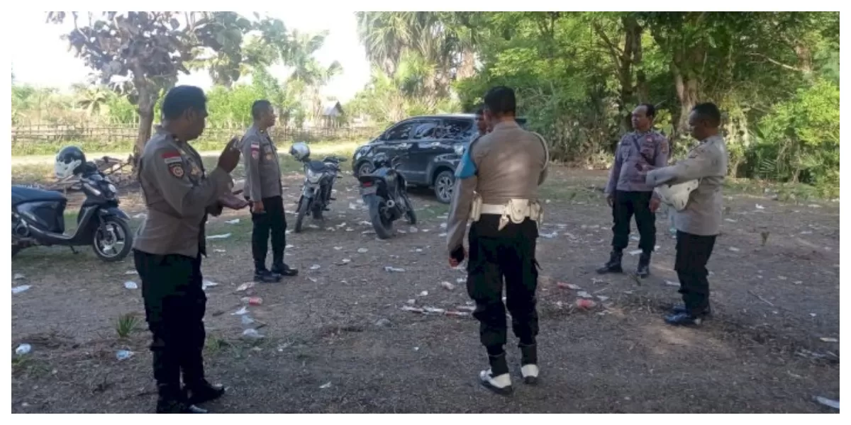 Personel Satreskrim Polres Belu bersama warga membongkar arena perjudian sabung ayam dan bola guling di Desa Fatuketi, Kamis sore. (Foto/ ist)