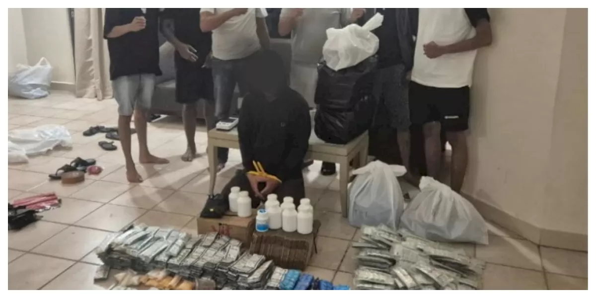 etugas Ditresnarkoba Polda NTT memperlihatkan barang bukti ribuan psikotropika dan obat keras ilegal hasil pengungkapan jaringan Jakarta-Tangerang di Mapolda NTT. (Foto TBN Polda NTT)