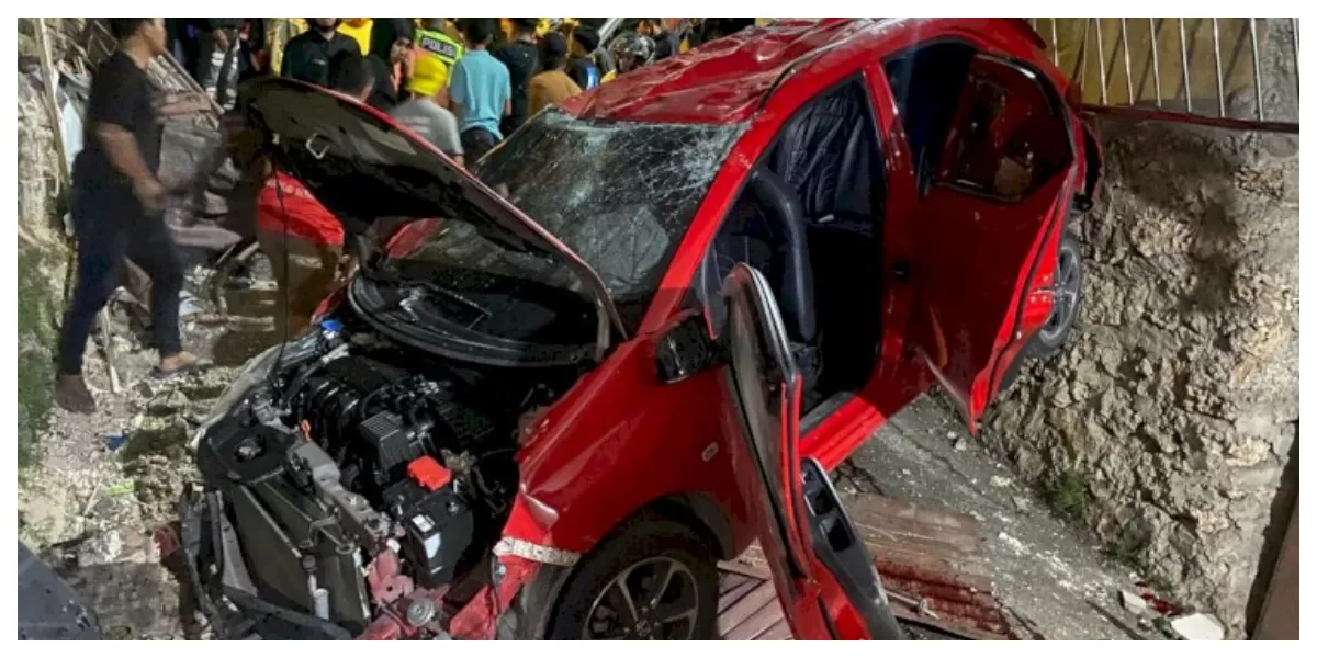 Kondisi mobil Honda Brio merah usai mengalami kecelakaan tunggal di Jalan Sam Ratulangi, Kota Kupang, Minggu (17/5/2026) dini hari. (Foto/ Ist/ TBN Polda NTT)
