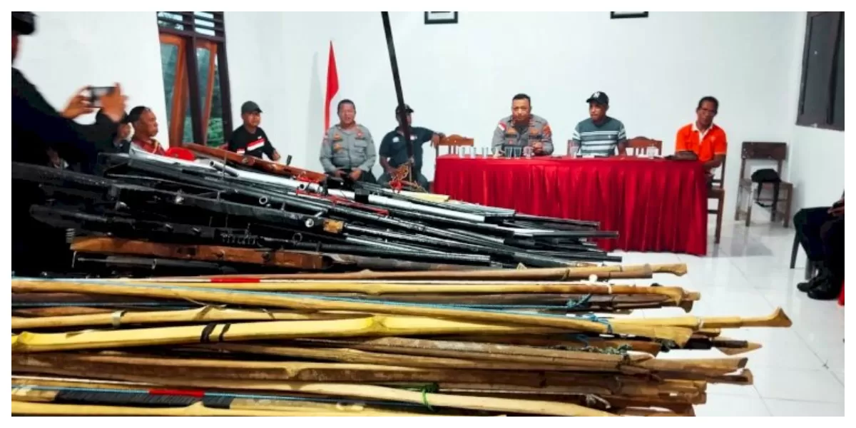 Kapolres Flores Timur menerima puluhan senpi rakitan, busur, dan ratusan anak panah yang diserahkan warga Desa Narasaosina secara sukarela.  (Foto/ist)