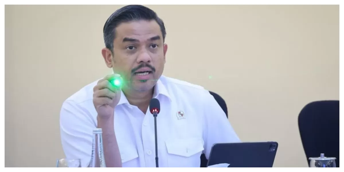 Menteri UMKM Maman Abdurrahman memberi keterangan terkait rencana penahanan kenaikan biaya layanan marketplace untuk melindungi pelaku UMKM nasional. (Foto Instagram.com/@maman.abdurrahmanst.)