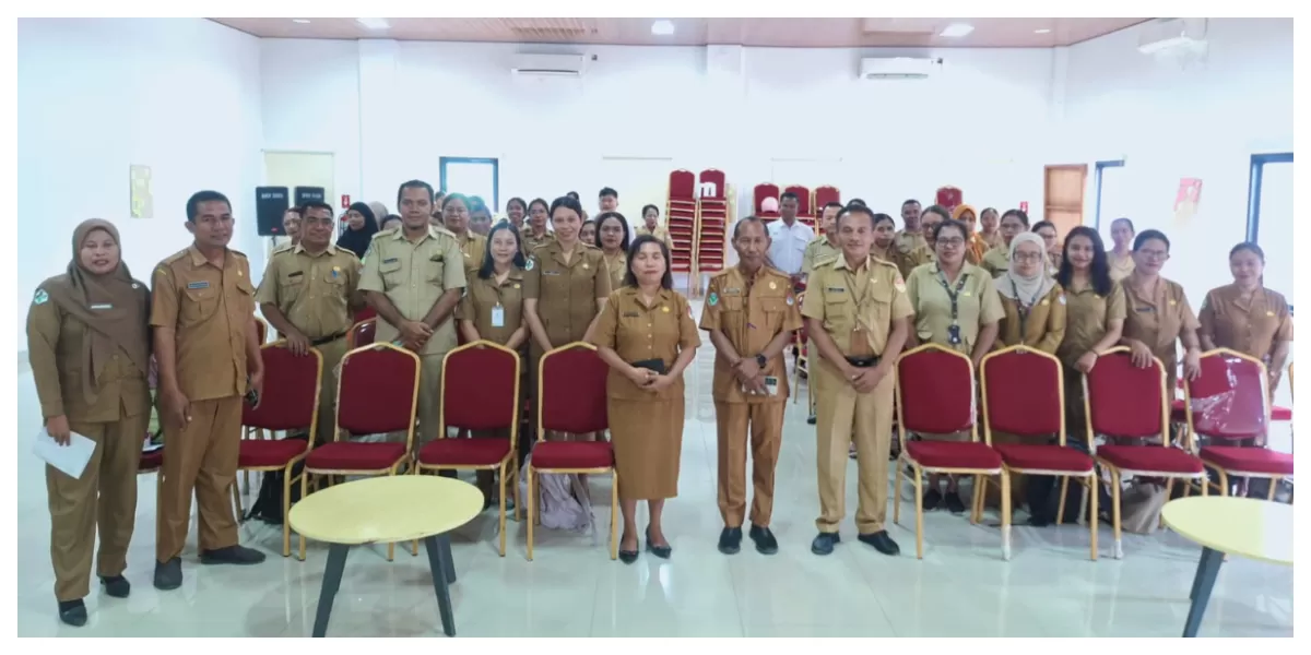 Plt Kepala Dinas Kesehatan Lembata bersama narasumber dan peserta dari 12 puskesmas berfoto bersama usai kegiatan penguatan mutu pelayanan internal. (Foto/ ist)