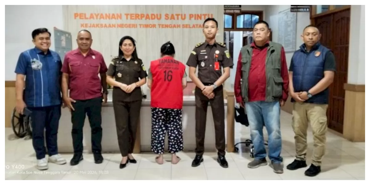 Direktorat Reserse PPA dan PPO Polda NTT menyerahkan tersangka dan barang bukti kasus TPPO ke Kejaksaan Negeri Timor Tengah Selatan. (Foto TBN Polda NTT)