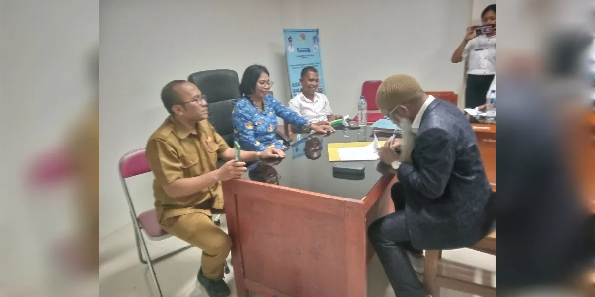 Kuasa hukum Agustina Sabu Beda menandatangani surat kesepakatan mediasi sengketa PHI di hadapan mediator Disnakertrans Kabupaten Lembata dan pihak yayasan. (Foto/ Bernad Nara)