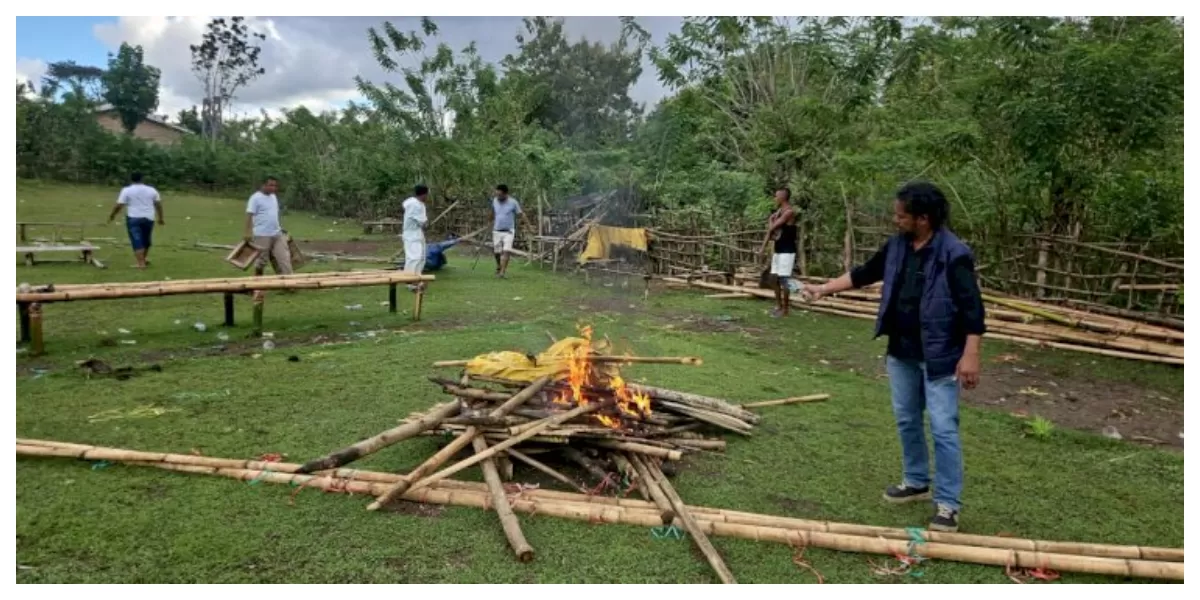 Petugas Satreskrim Polres Belu membakar arena sabung ayam di wilayah terpencil Kabupaten Belu setelah menerima laporan masyarakat terkait perjudian ilegal. (Foto TBN Polda NTT)