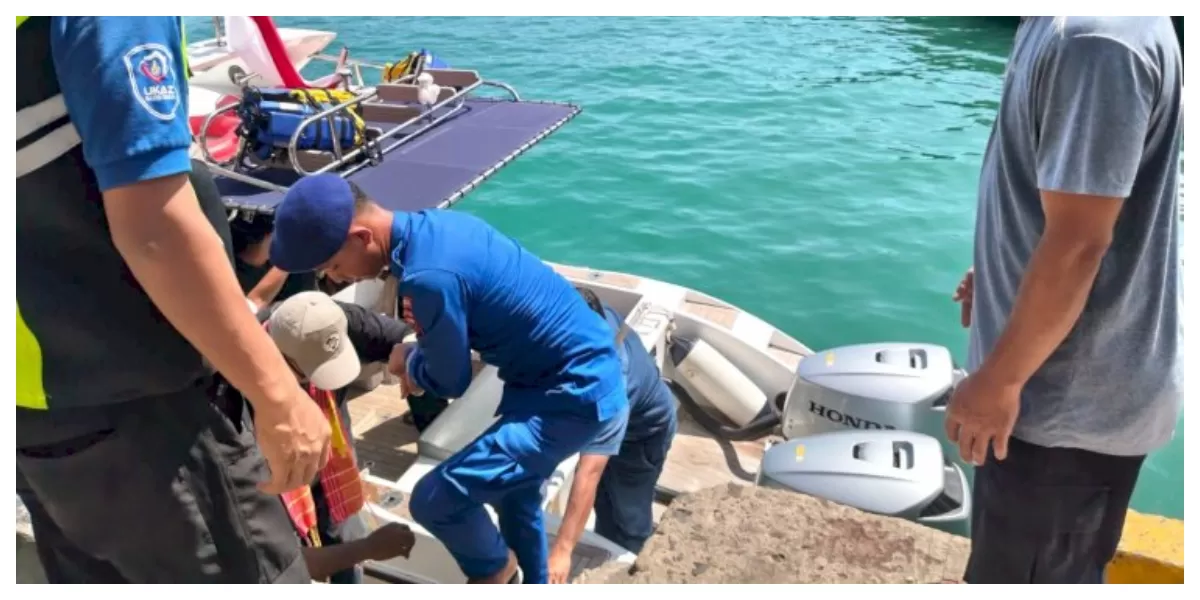 Personel Ditpolairud Polda NTT mengevakuasi wisatawan asal Ethiopia yang pingsan saat wisata di Pulau Padar menuju RS Siloam Labuan Bajo. (Foto POLDA NTT)