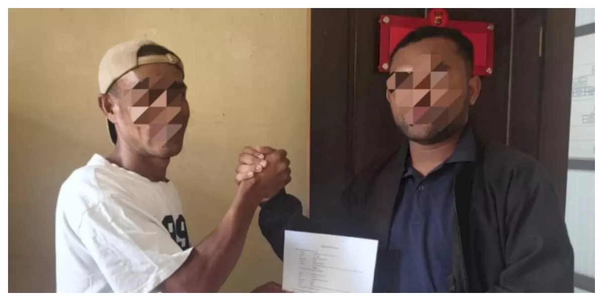 Korban dan terlapor menunjukkan surat perdamaian usai menjalani mediasi kasus dugaan penipuan tiket kapal PELNI di Polresta Kupang Kota. (Foto/ TBN Polresta Kupang Kota)