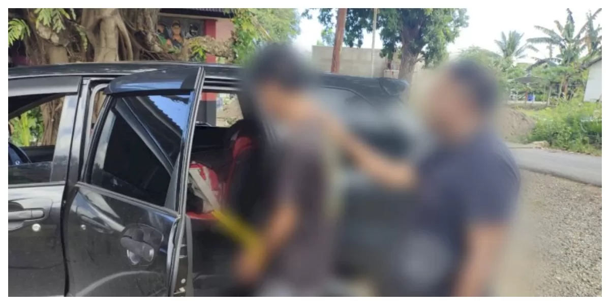 Tim Resmob Komodo memperlihatkan terduga pelaku pencurian uang hasil penjualan beras milik pelajar usai ditangkap di TPI Labuan Bajo. (Foto TBN Polres Mabar)