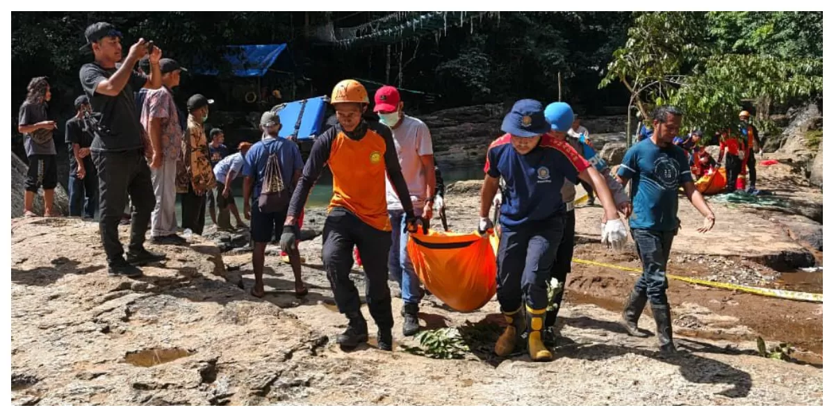 Tim SAR Gabungan mengevakuasi dua wisatawan asal Austria yang meninggal dunia usai terjatuh dari jembatan gantung Air Terjun Cunca Wulang, Manggarai Barat. (Foto/ SAR Maumere)