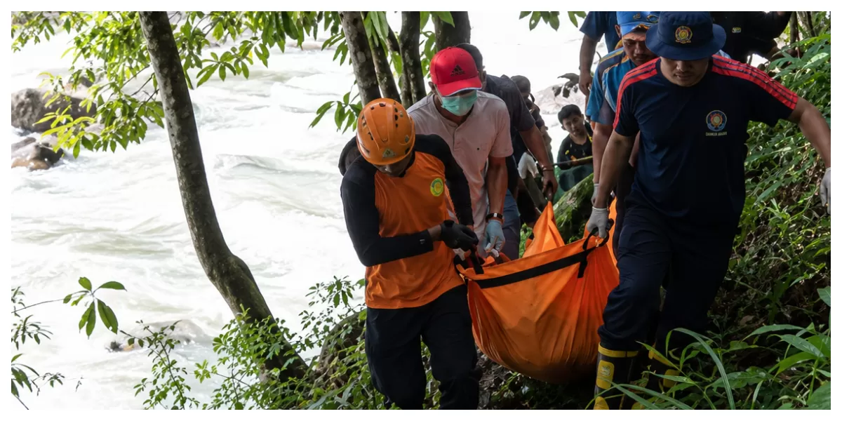 Petugas kepolisian bersama tim SAR gabungan mengevakuasi jenazah korban wisatawan asing usai insiden runtuhnya jembatan gantung di Cunca Wulang, Manggarai Barat.