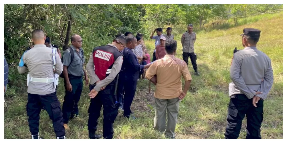 Petugas Pengadilan Negeri Maumere Bersama Aparat Kepolisian Melaksanakan Eksekusi Lahan Sengketa Wukak Taji Manu Di Kelurahan Wolomarang, Kabupaten Sikka, Kamis. (Foto TBN Polres Sikka)
