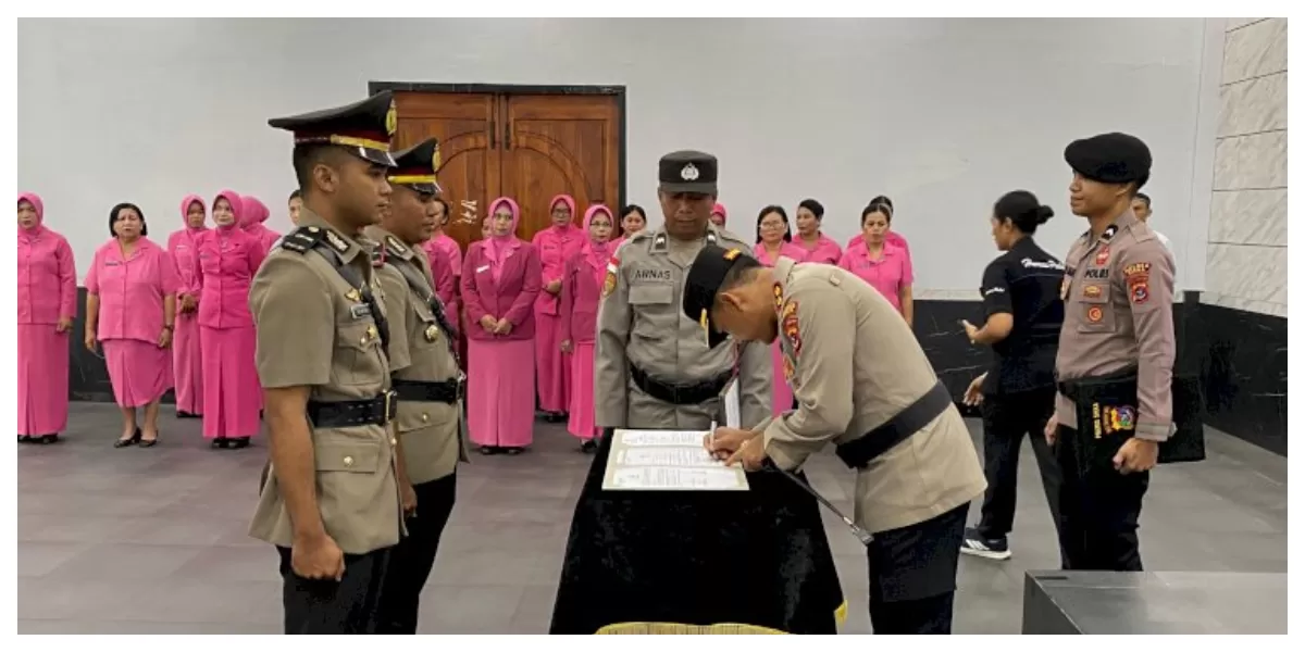 Kapolres Sikka AKBP Bambang Supeno menandatangani berita acara serah terima jabatan tiga pejabat strategis Polres Sikka di Aula P.A. Tiwon, Kamis. (Foto/ TBN Polres Sikka)