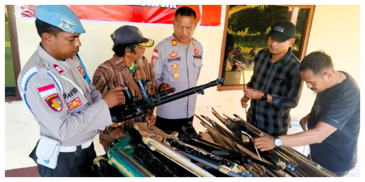 Aparat gabungan menunjukkan barang bukti senjata rakitan dan sajam hasil penyerahan warga Adonara Timur pascakonflik sosial. (Foto/ ist)