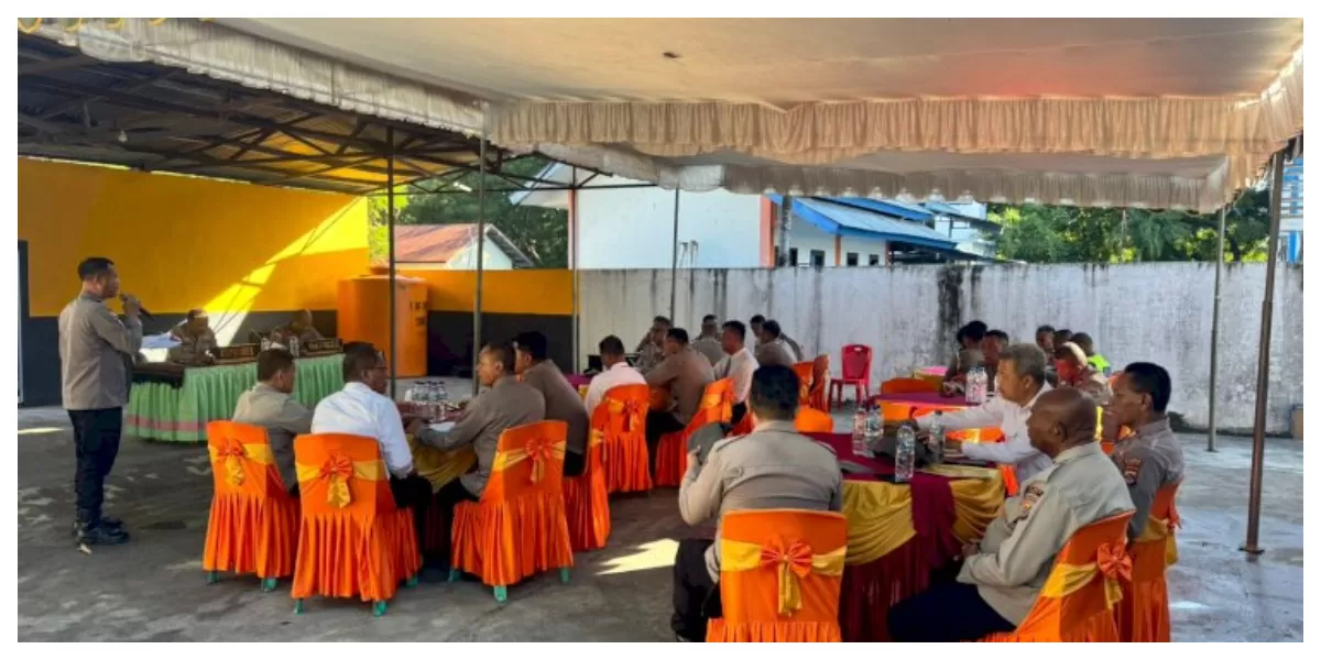 Kapolres Sikka memimpin Anev mingguan bersama pejabat utama dan kapolsek jajaran membahas curanmor, perjudian pasar, serta pengawasan BBM subsidi. (Foot TBN Polres Sikka)
