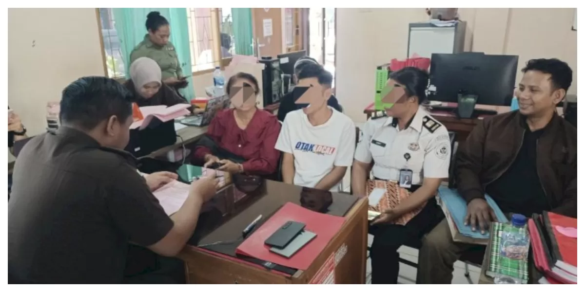 PS Kanit Reskrim Polsek Kota Raja bersama anggota saat menyerahkan anak pelaku kasus dugaan pengancaman kepada Jaksa Penuntut Umum Kejari Kupang. (Foto TBN Polresta Kupang Kota)