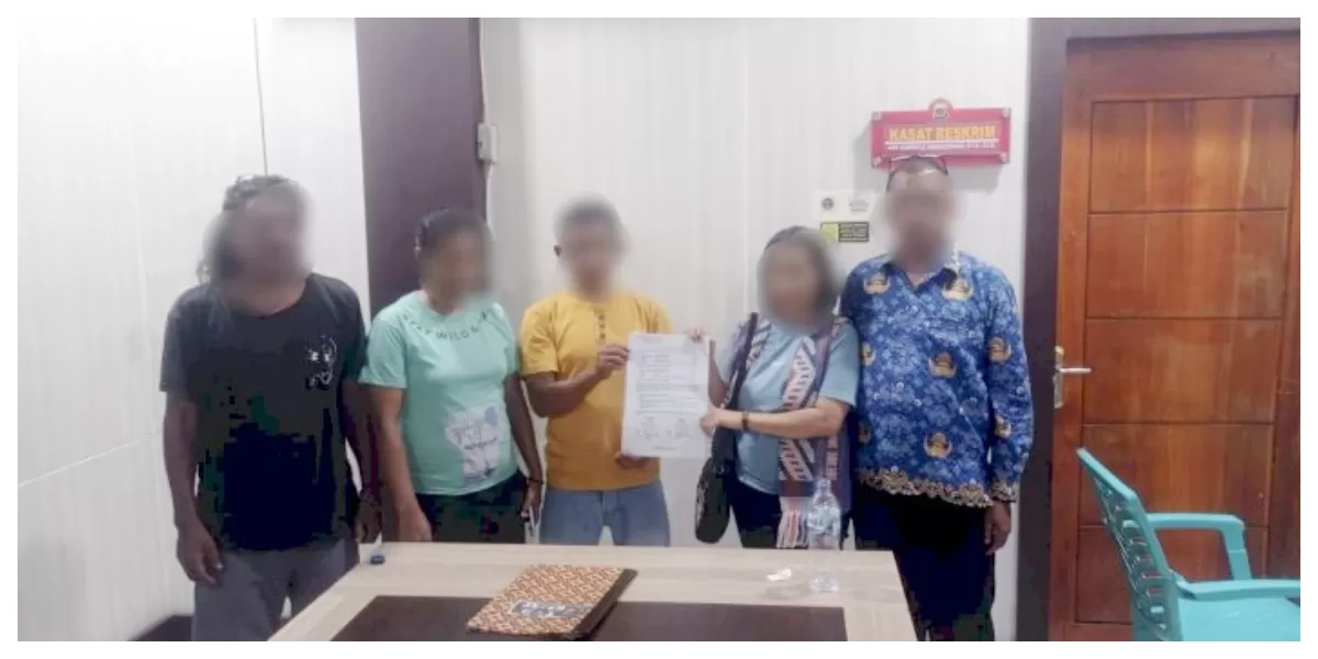 Kasat Reskrim Polresta Kupang Kota menunjukkan proses mediasi kasus pencurian kain tenun yang diselesaikan melalui restorative justice di Kupang. (Fot TBN Polresta Kupang Kota)