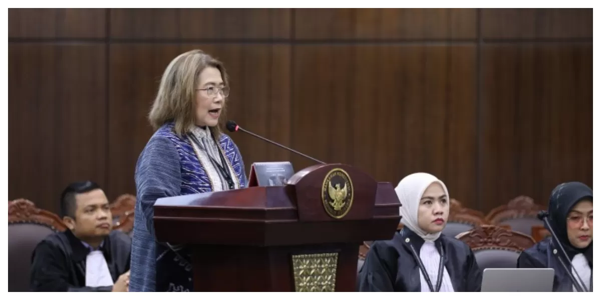 Kepala LAB45 Jaleswari Pramodhawardhani memberikan keterangan sebagai ahli dalam sidang uji materi Undang-Undang TNI di Mahkamah Konstitusi, Jakarta. (Foto Humas/Ifa.)